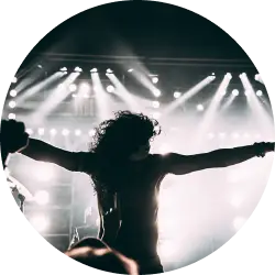 Musiker legt eine überzeugende Performance hin, dank bester Veranstaltungstechnik