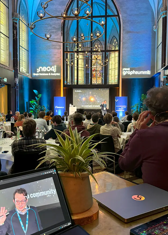 Event Live Streaming bei einer Konferenz mit Bühne und Publikum